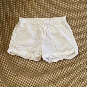 Cloth & Stone 🤍 white linen shorts